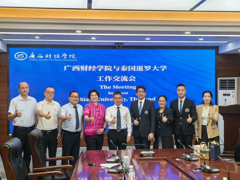 暹罗大学代表团访问广西财经学院座谈会