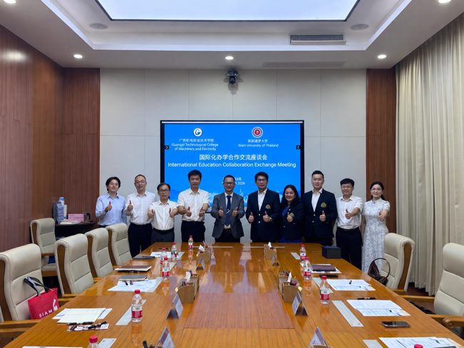 暹罗大学代表团参观先进制造技术学院教学场地
